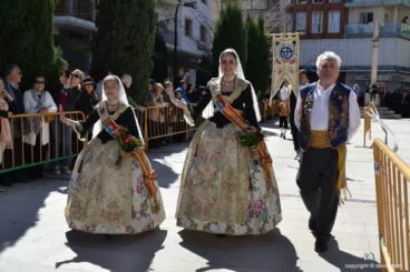 08 Ofrenda de flores en la iglesia – Llegada a la plaza