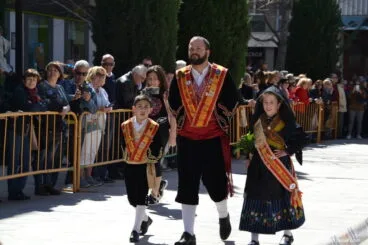 09 Ofrenda de flores en la iglesia – Llegada a la plaza