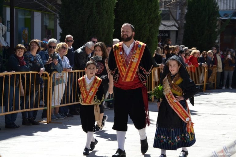 09 Ofrenda de flores en la iglesia - Llegada a la plaza