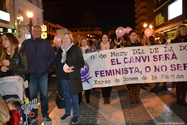 11 manifestacion feminista denia alcalde y concejala