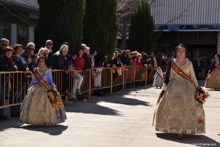 11 Ofrenda de flores en la iglesia - Llegada a la plaza