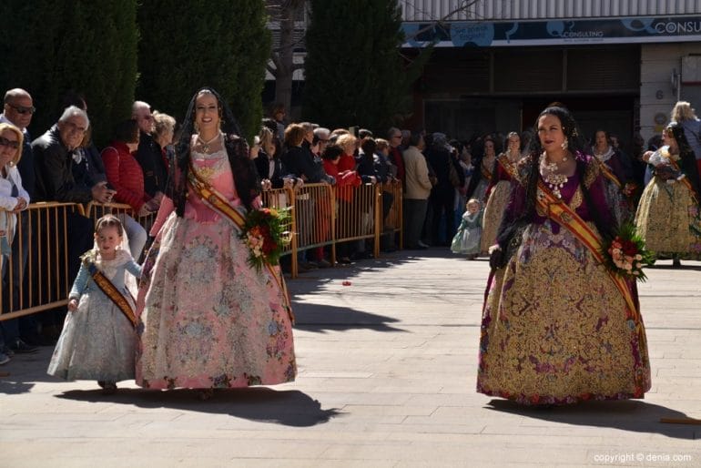 12 Ofrenda de flores en la iglesia - Llegada a la plaza