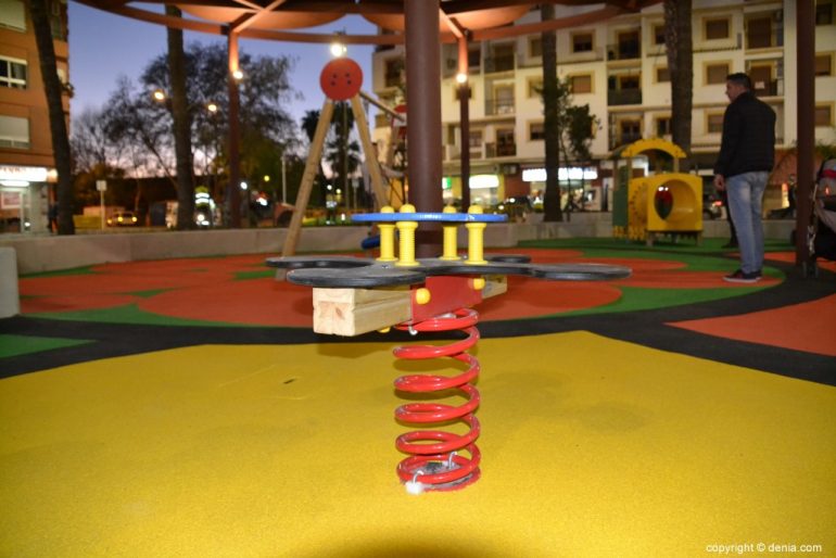 12 Plaza Archiduque Carlos Dénia - parque infantil