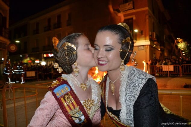 13 crema de la falla de la junta local fallera 2019 beso neus y amparo