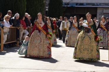 13 Ofrenda de flores en la iglesia – Llegada a la plaza