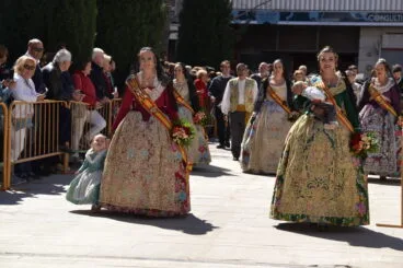 13 Ofrenda de flores en la iglesia – Llegada a la plaza