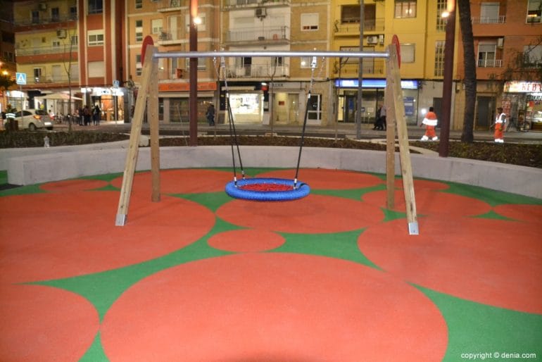 13 Plaza Archiduque Carlos Dénia - parque infantil