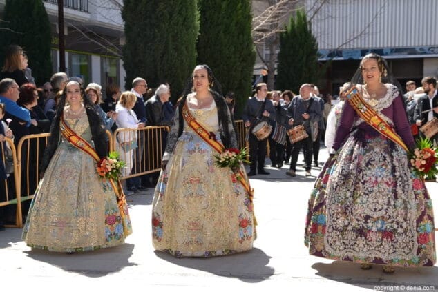 14 ofrenda de flores en la iglesia llegada a la plaza