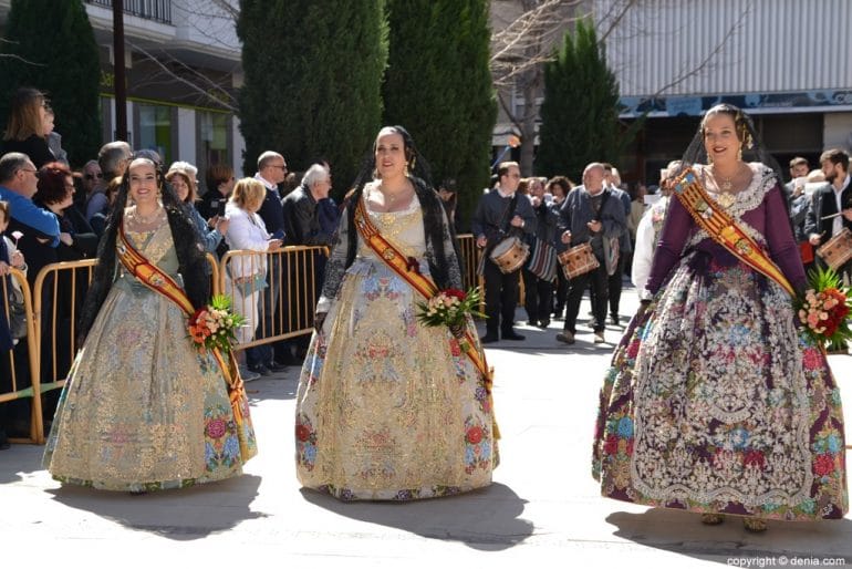 14 Ofrenda de flores en la iglesia - Llegada a la plaza