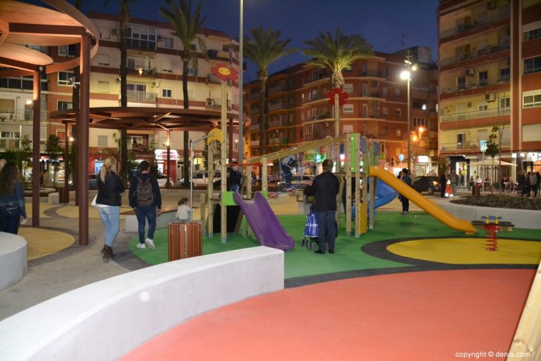 15 Plaza Archiduque Carlos Dénia - parque infantil