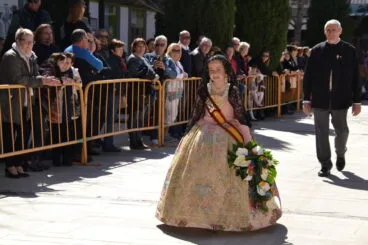 16 Ofrenda de flores en la iglesia – Llegada a la plaza