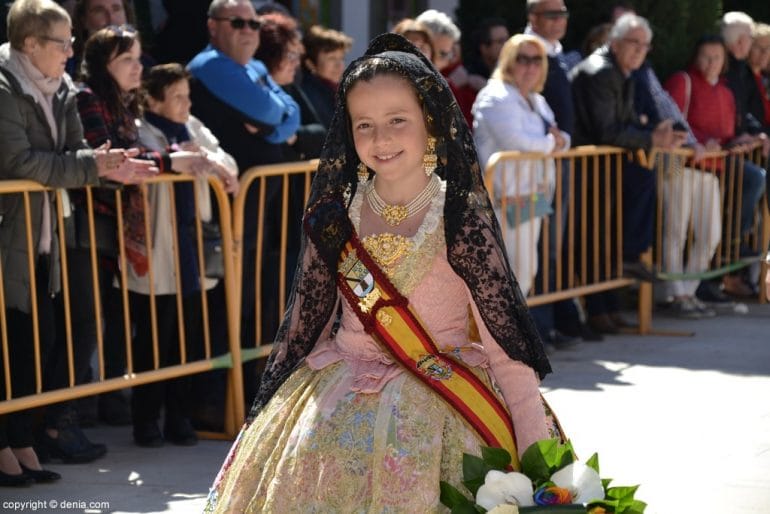 17 Ofrenda de flores en la iglesia - Llegada a la plaza