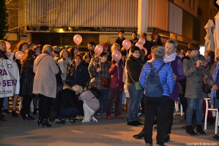 Manifestación feminista Dénia - Globos morados
