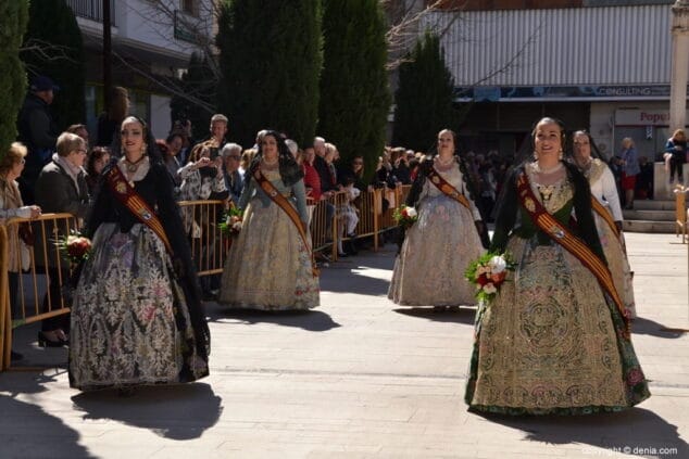 18 ofrenda de flores en la iglesia llegada a la plaza
