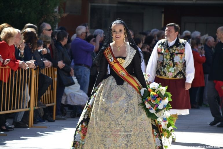 19 Ofrenda de flores en la iglesia - Llegada a la plaza