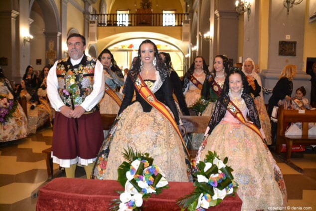 21 ofrenda de flores en la iglesia falleras mayores y presidente