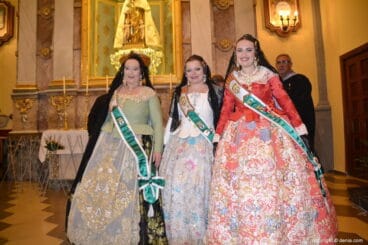 23 Ofrenda de flores en la iglesia – Delegadas de Junta Local Fallera