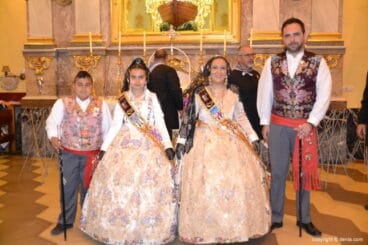 24 Ofrenda de flores en la iglesia – Falla Camp Roig