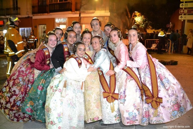 30 Cremà de la falla de la Junta Local Fallera 2019 - Neus y su corte de honor
