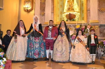 32 Ofrenda de flores en la iglesia – Falla Baix la Mar
