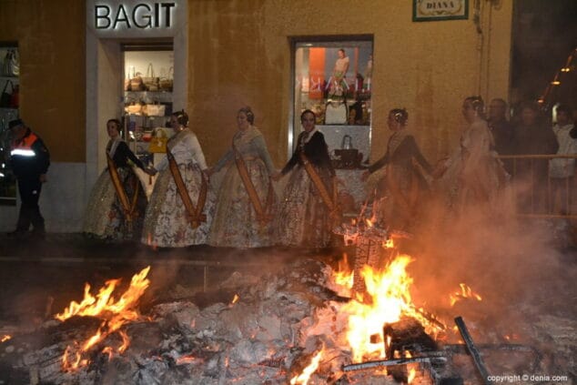 34 crema de la falla de la junta local fallera 2019 rodeando el fuego