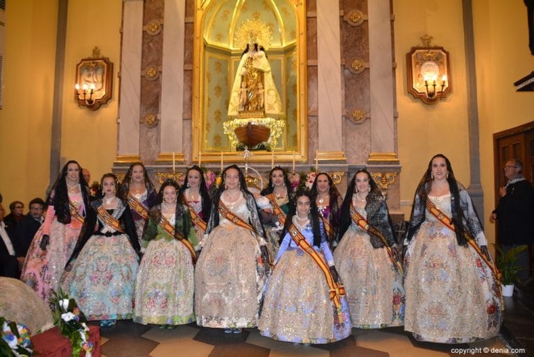 34 Ofrenda de flores en la iglesia - Falleras mayores de la historia de Dénia