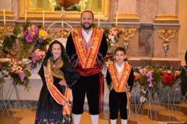35 Ofrenda de flores en la iglesia – Representantes de Jumilla