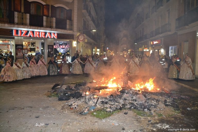 36 Cremà de la falla de la Junta Local Fallera 2019 - rodeando el fuego