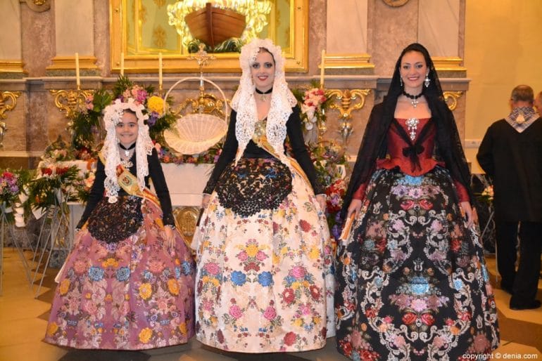 36 Ofrenda de flores en la iglesia - Representantes de Sant Vicent del Raspeig