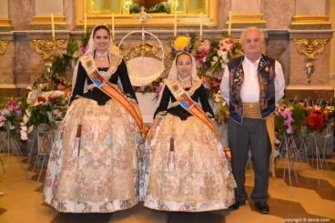 37 Ofrenda de flores en la iglesia – Junta de Festejos de Elche