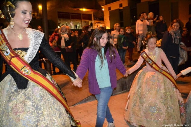 38 crema de la falla de la junta local fallera 2019 rodeando el fuego