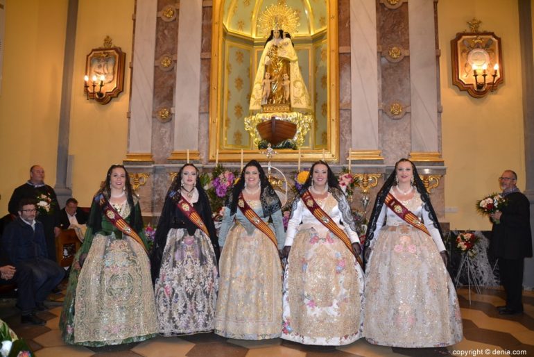 40 Ofrenda de flores en la iglesia - Corte de honor de Amparo