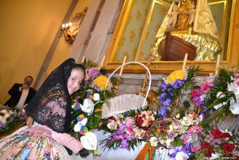 41 Ofrenda de flores en la iglesia - Neus Suárez