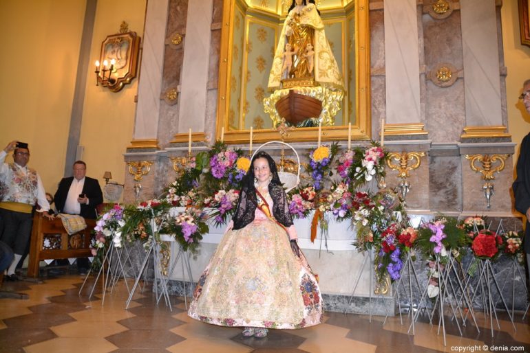 42 Ofrenda de flores en la iglesia - Neus Suárez