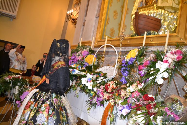 44 Ofrenda de flores en la iglesia - Amparo Petrie