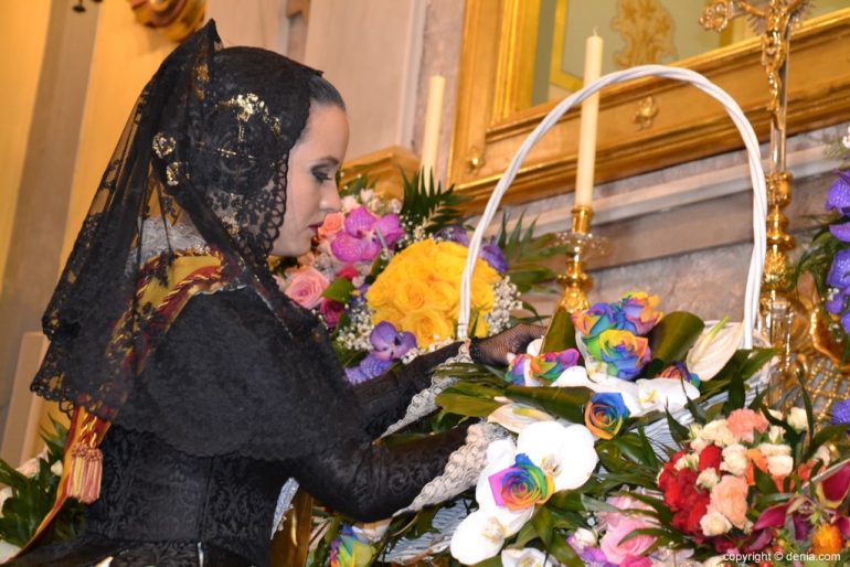 46 Ofrenda de flores en la iglesia - Amparo Petrie