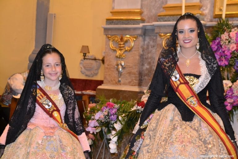 47 Ofrenda de flores en la iglesia - Neus y Amparo