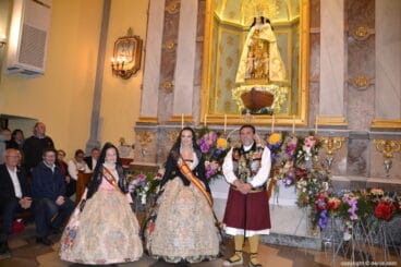 48 Ofrenda de flores en la iglesia – Neus y Amparo con José Vicente Benavente