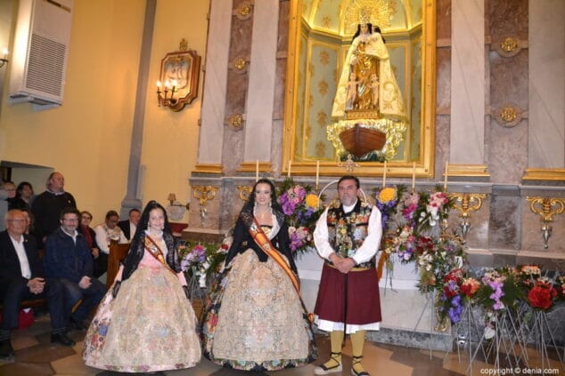 48 ofrenda de flores en la iglesia neus y amparo con jose vicente benavente