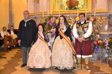 49 Ofrenda de flores en la iglesia – Neus y Amparo con Paco Arnau
