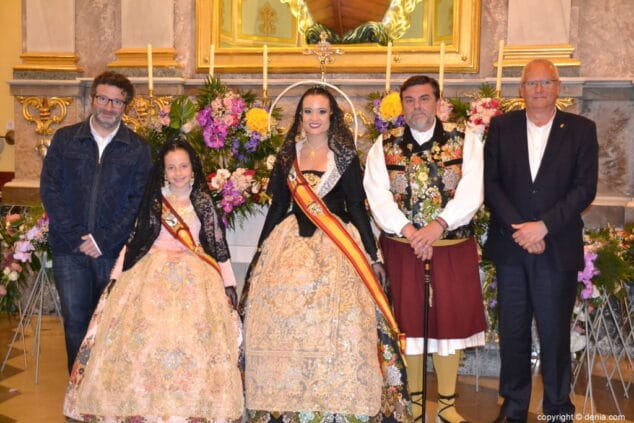 50 ofrenda de flores en la iglesia neus y amparo con alcalde y concejal