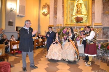 51 Ofrenda de flores en la iglesia – Neus y Amparo