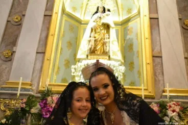 52 Ofrenda de flores en la iglesia – Neus y Amparo