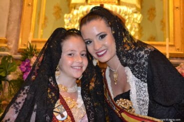 53 ofrenda de flores en la iglesia neus y amparo