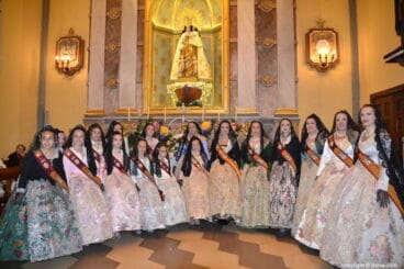 54 Ofrenda de flores en la iglesia – Falleras mayores y cortes de honor