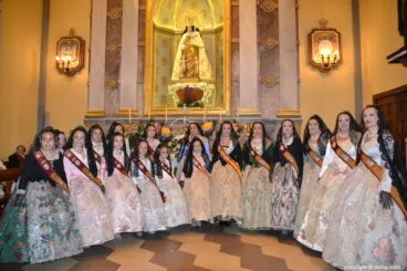 54 Ofrenda de flores en la iglesia – Falleras mayores y cortes de honor