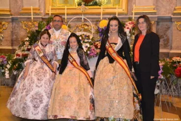 55 Ofrenda de flores en la iglesia – Familia de Neus Suárez