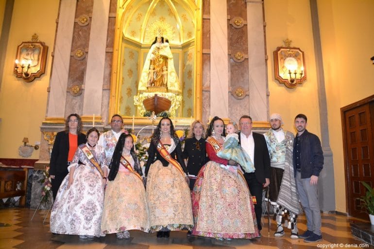 56 Ofrenda de flores en la iglesia - Familias de Neus y Amparo