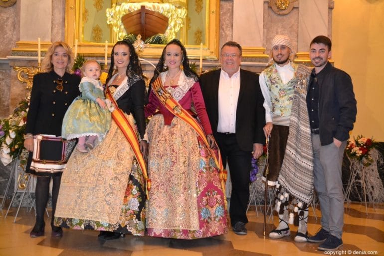 57 Ofrenda de flores en la iglesia - Familia Amparo Petrie