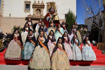 58 Ofrenda de flores en la iglesia – Cortes de honor